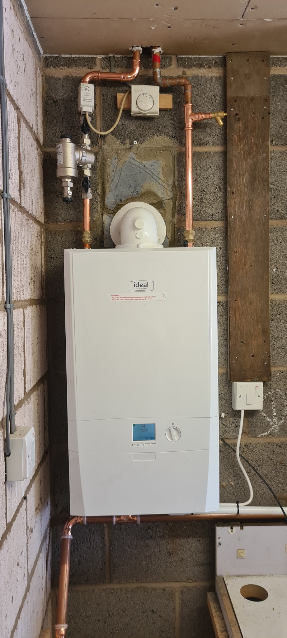Wall-mounted heating appliance and copper pipework
